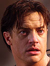 Brendan Fraser střílí z kuše po dětech