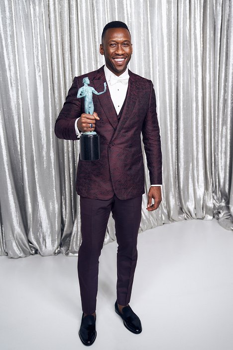 Mahershala Ali, winner of Outstanding Performance by a Male Actor in a Supporting Role in 'Green Book', poses in the Winner's Gallery during the 25th Annual Screen Actors Guild Awards at The Shrine Auditorium on January 27, 2019 in Los Angeles, California - Mahershala Ali - Z akcí