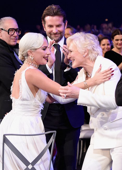 Glenn Close wins Outstanding Performance by a Female Actor in a Leading Role for 'The Wife' with Lady Gaga during the 25th Annual Screen Actors Guild Awards at The Shrine Auditorium on January 27, 2019 in Los Angeles, California - Andrew Dice Clay, Lady Gaga, Bradley Cooper, Glenn Close - Z akcí