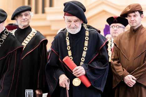 On 31 October 2023, the Academy of Performing Arts in Prague awarded the honorary degree of doctor honoris causa to director and screenwriter Béla Tarr. Béla Tarr received the title for his contribution to world cinema. - Béla Tarr - Z akcií