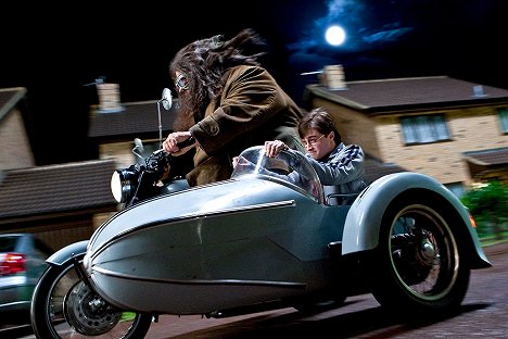 Robbie Coltrane, Daniel Radcliffe - Harry Potter a Relikvie smrti - část 1 - Z filmu