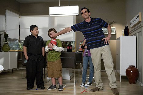 Rico Rodriguez, Nolan Gould, Ty Burrell - Taková moderní rodinka - Blátokopka - Z filmu