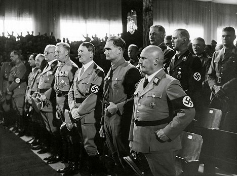 Adolf Hitler - Atentáty, ktoré otriasli svetom - Z filmu