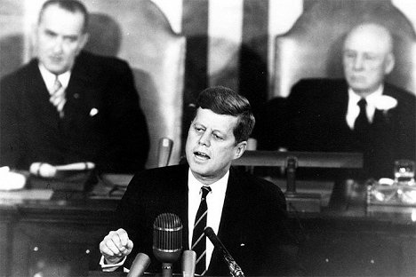 John F. Kennedy - Ve stínu Měsíce - Z filmu