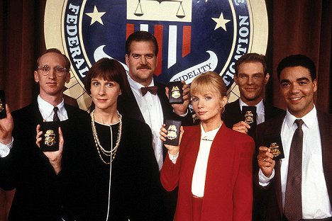 Larry Cedar, Mary Gross, Rebecca De Mornay, Ken Marshall - FBI v sukních - Z filmu