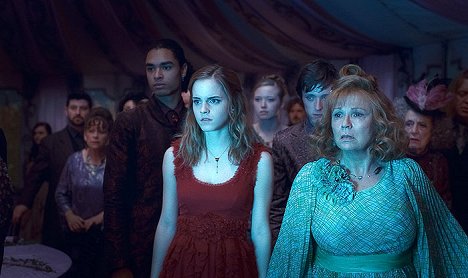 Emma Watson, Julie Walters, Matyelok Gibbs - Harry Potter a Dary smrti - 1. - Z filmu