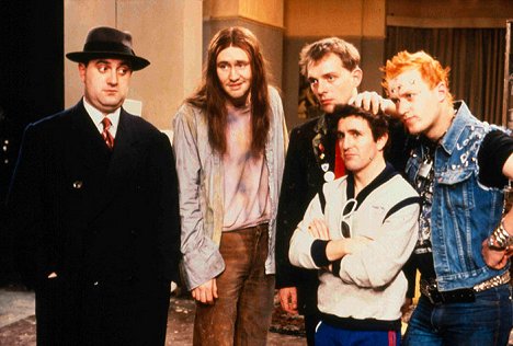 Alexei Sayle, Nigel Planer, Rik Mayall, Christopher Ryan, Adrian Edmondson