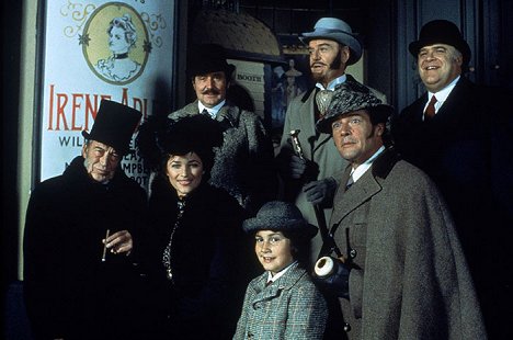 John Huston, Charlotte Rampling, Patrick Macnee, Roger Moore, David Huddleston - Sherlock Holmes v New Yorku - Z filmu