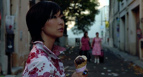Linh Dan Pham - Ozvěny kolemjdoucích - Z filmu