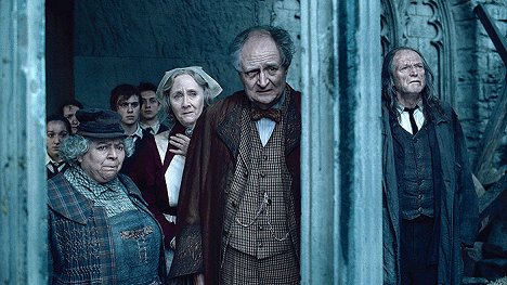 Miriam Margolyes, Gemma Jones, Jim Broadbent, David Bradley - Harry Potter a Relikvie smrti - část 2 - Z filmu