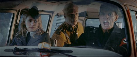 Julia Dietze, Christopher Kirby, Götz Otto - Iron Sky - Z filmu