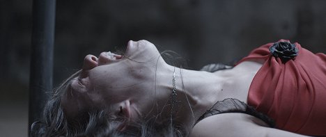 Jemma Dallender - Plivu na váš hrob 2 - Z filmu