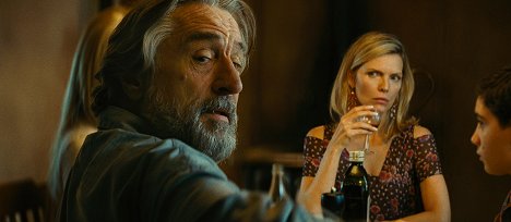 Robert De Niro, Michelle Pfeiffer, John D'Leo - Mafiánovi - Z filmu