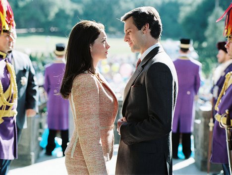 Anne Hathaway, Callum Blue - Deník princezny 2: Královské povinnosti - Z filmu