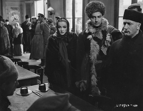 Marlene Dietrich, Robert Donat - Rytíř beze zbraně - Z filmu