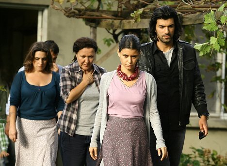 Esra Dermancıoğlu, Sumru Yavrucuk, Beren Saat, Engin Akyürek - Krásná Fatmagul - Z filmu