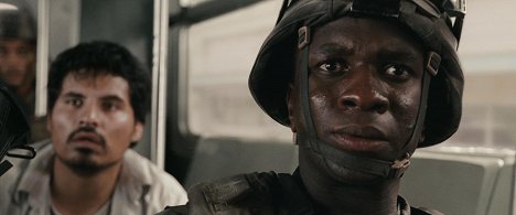 Michael Peña, Adetokumboh M'Cormack - Světová invaze - Z filmu