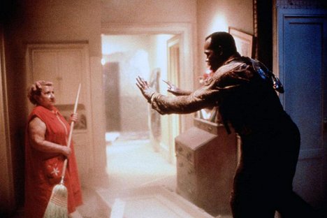 Sylvia Kauders, Danny Glover - Predátor 2 - Z filmu