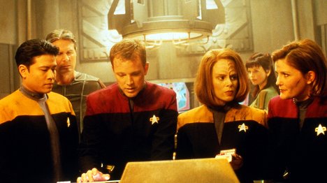 Garrett Wang, Charles Rocket, Robert Duncan McNeill, Roxann Dawson, Musetta Vander, Kate Mulgrew - Star Trek: Vesmírná loď Voyager - Choroba - Z filmu