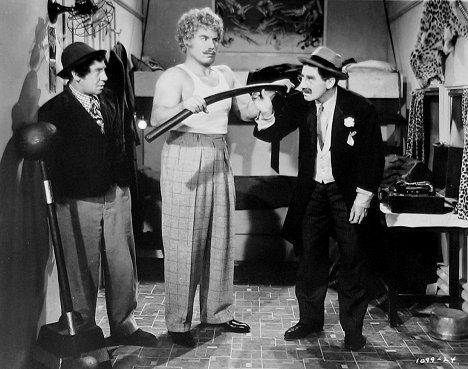 Chico Marx, Nat Pendleton, Groucho Marx - V cirkuse - Z filmu