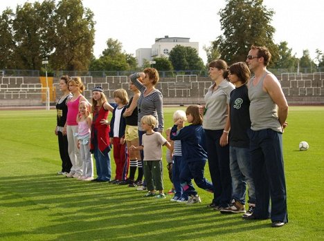 Caroline Ebner, Kathrin Angerer, Amona Aßmann, Luna Fenzl, Selina Fenzl, Timo Tscheil, Amelie Kiefer, Katrin Saß, Benjamin Tscheil, Catalina Navarro Kirner, Samuel Cakan, Wotan Wilke Möhring - Blond bringt nix - Z filmu