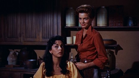 Estelita Rodriguez, Angie Dickinson - Rio Bravo - Z filmu