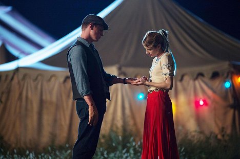 Evan Peters, Emma Roberts - American Horror Story - Freak Show - Z filmu
