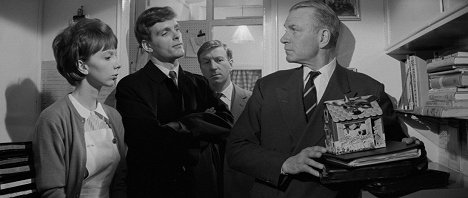 Anna Massey, Keir Dullea, Clive Revill, Laurence Olivier