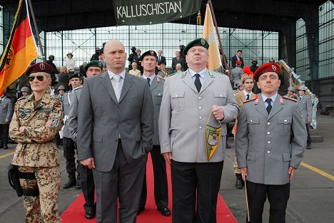 Hedi Kriegeskotte, Heinz W. Gröning, Rainer Hunold, Bernhard Hoëcker - Instruktor Schmidt - Z filmu