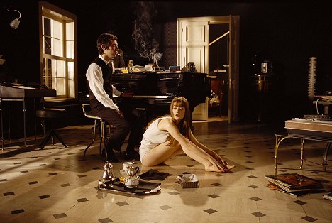 Eric Elmosnino, Lucy Gordon - Serge Gainsbourg: Heroický život - Z filmu