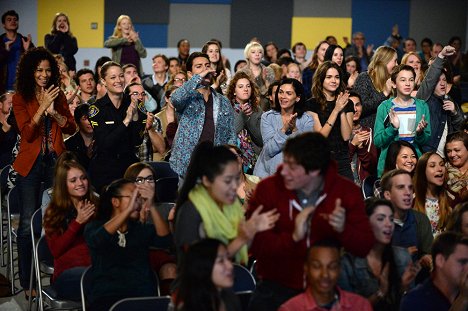 Sherri Saum, Teri Polo, Jake T. Austin, Maia Mitchell, Hayden Byerly