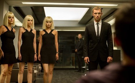 Tatiana Pajkovic, Loan Chabanol, Wenxia Yu, Ed Skrein - Kurýr: Restart - Z filmu