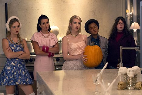 Billie Lourd, Lea Michele, Emma Roberts, Jeanna Han, Breezy Eslin - Scream Queens - Z filmu