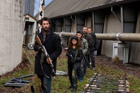 Noah Wyle, Luciana Carro, Ryan Robbins - Falling Skies - Love and Other Acts of Courage - Z filmu