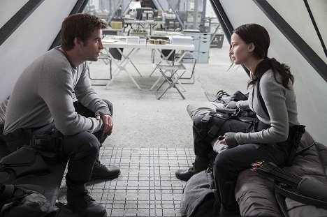 Liam Hemsworth, Jennifer Lawrence - Hunger Games: Síla vzdoru 2. část - Z filmu