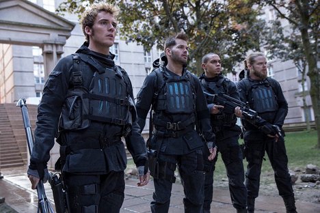 Sam Claflin, Wes Chatham, Evan Ross, Elden Henson - Hunger Games: Síla vzdoru 2. část - Z filmu
