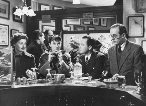 Joan Greenwood, Audrey Hepburn, Nigel Patrick, Brian Oulton - Young Wives' Tale - Z filmu