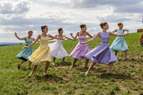 Daniela Krahulcová, Brigita Cmuntová, Nhung Dang, Felicita Victoria Prokešová, Anna Fialová, Jana Rybníčková