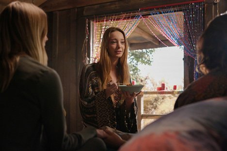Emma Dumont - Aquarius - Old Ego Is a Too Much Thing - Z filmu