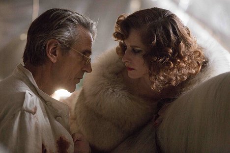 Jeremy Irons, Sienna Guillory - High Rise - Z filmu