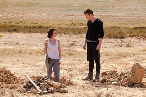 Olivia Mace, Tom Wisdom - Dominion - The Narrow Gate - Z filmu