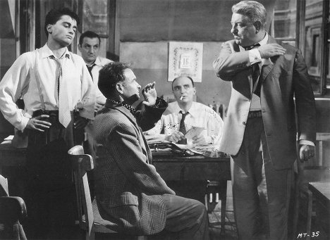 Maurice Sarfati, Lino Ventura, André Valmy, Jean Gabin - Maigret klade past - Z filmu
