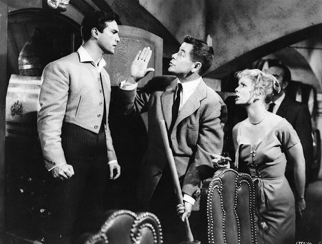 Gustavo Rojo, Glenn Ford, Debbie Reynolds - It Started with a Kiss - Z filmu