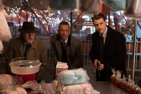 Donal Logue, Sean Pertwee, Ben McKenzie - Gotham - Mad City: The Gentle Art of Making Enemies - Z filmu