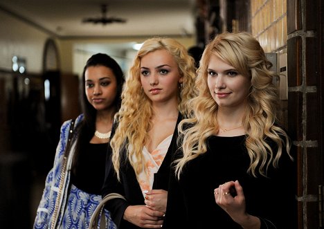 Jeanette Dilone, Peyton List, Claudia Lee - The Outcasts - Z filmu