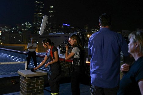 Monica Raymund, Lisa Wiegand - Chicago Fire - Ohrom mě - Z natáčení