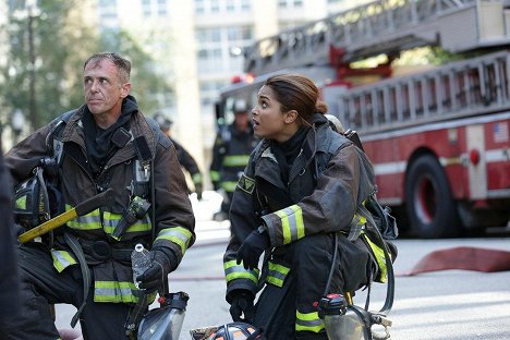 David Eigenberg, Monica Raymund - Chicago Fire - Omluvy jsou nebezpečné - Z filmu