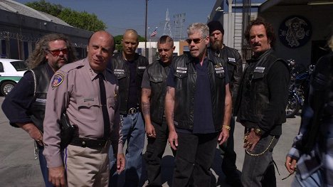 Mark Boone Junior, Dayton Callie, David Labrava, Theo Rossi, Ron Perlman, Ryan Hurst, Kim Coates - Zákon gangu - Spadla klec - Z filmu