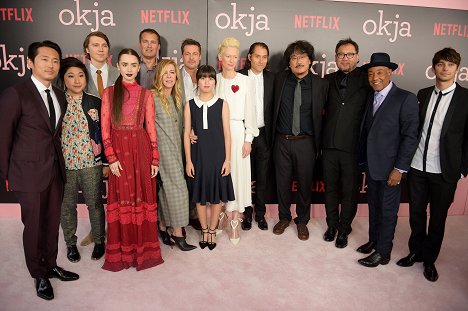 Steven Yeun, Paul Dano, Lily Collins, Seo-hyeon Ahn, Tilda Swinton, Džun-ho Pong, Giancarlo Esposito, Devon Bostick