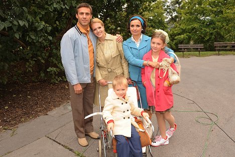 Roman Vojtek, Andrea Růžičková, Veronika Freimanová, Andrea Nováková - Vyprávěj - 1. Máj - Z filmu